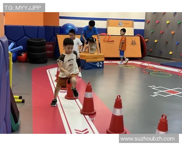 亲子共融乐趣无限户外小班体育游戏活动让孩子们在运动中成长